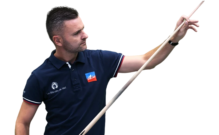 Christophe Lambert, queue de billard en main